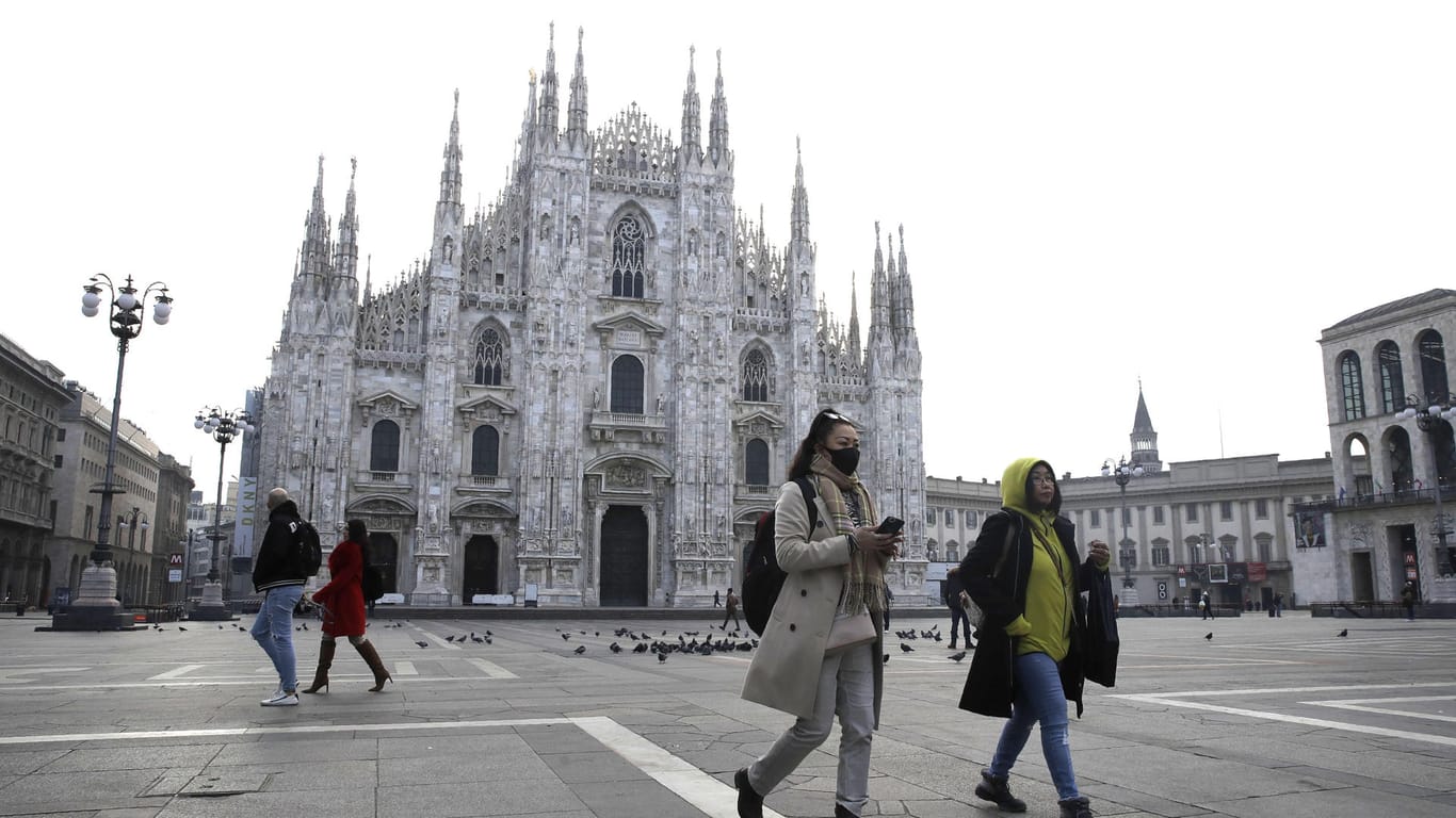 Gähnende Leere vor dem Mailänder Dom: Aus Angst vor dem neuartigen Coronavirus meiden Touristen die italienische Stadt.