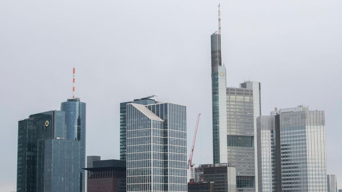 Bankenviertel in Frankfurt: Immer mehr Geldhäuser geben die Negativzinsen an ihre Kunden weiter.