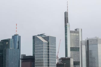 Bankenviertel in Frankfurt: Immer mehr Geldhäuser geben die Negativzinsen an ihre Kunden weiter.