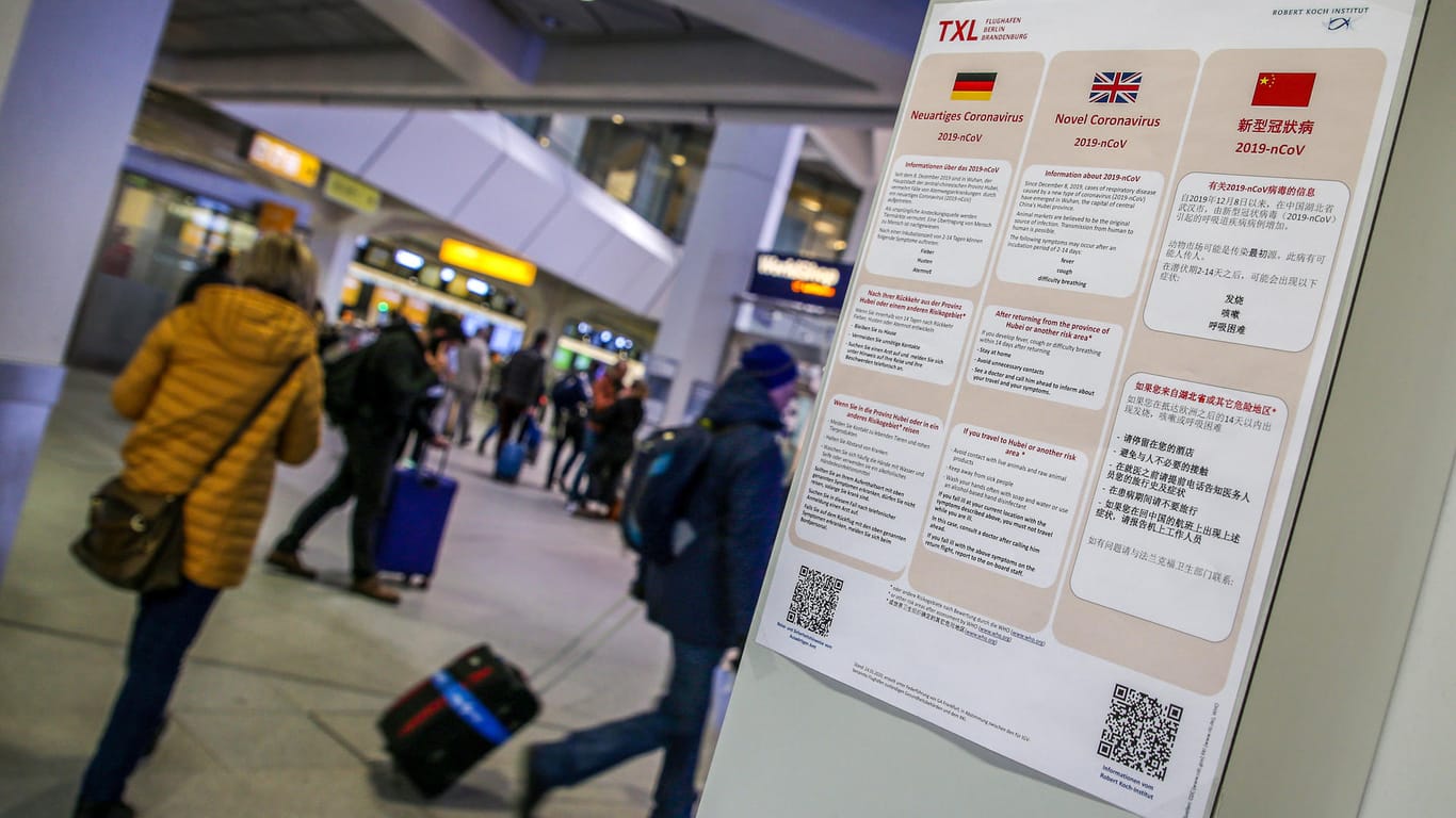 Hinweise am Berliner Flughafen Tegel: Das Virus verbreitet sich mit den Reisenden.