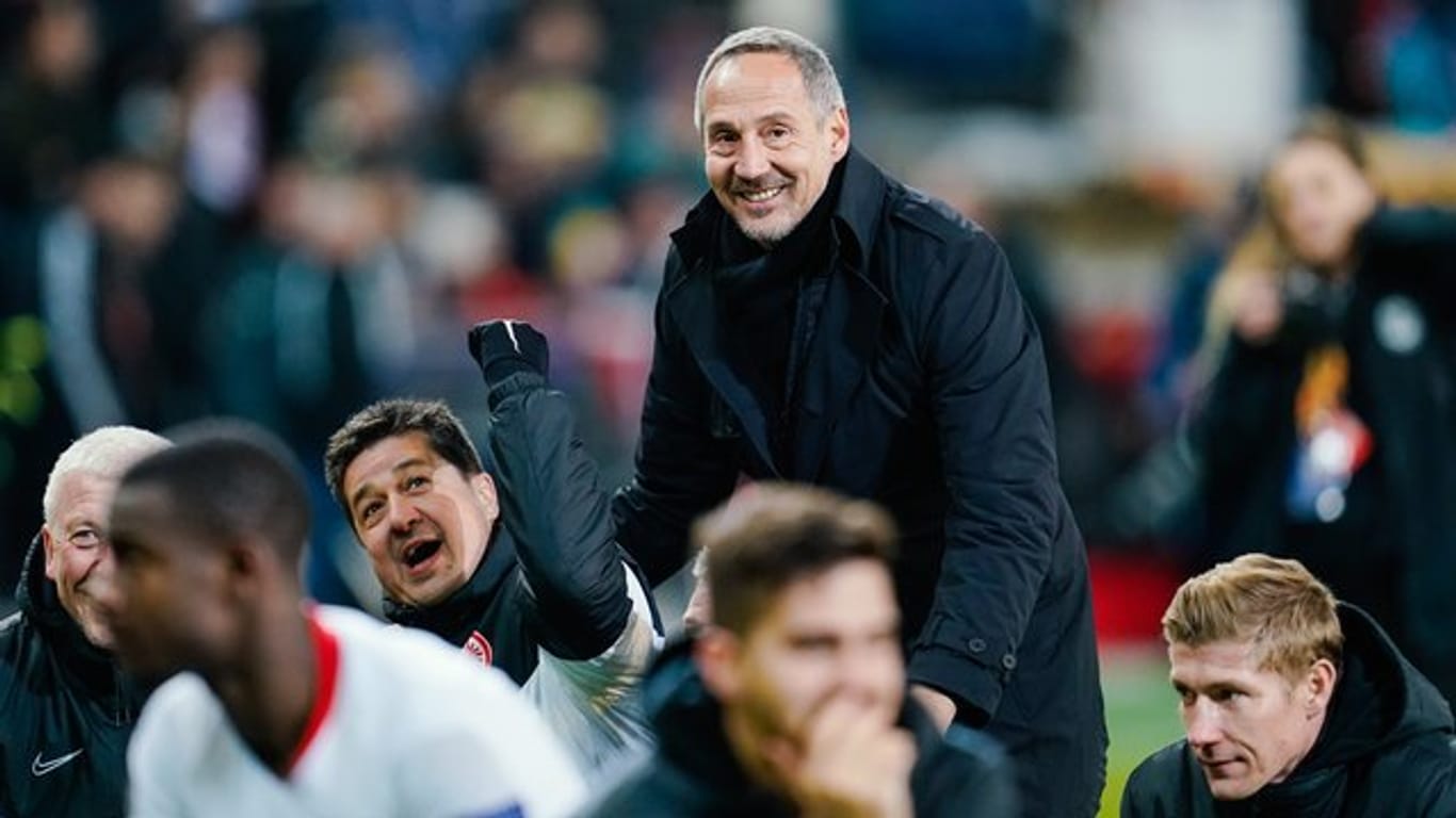 Frankfurts Trainer Adi Hütter (M) trifft mit seinem Team im Achtelfinale der Europa League auf den FC Basel.