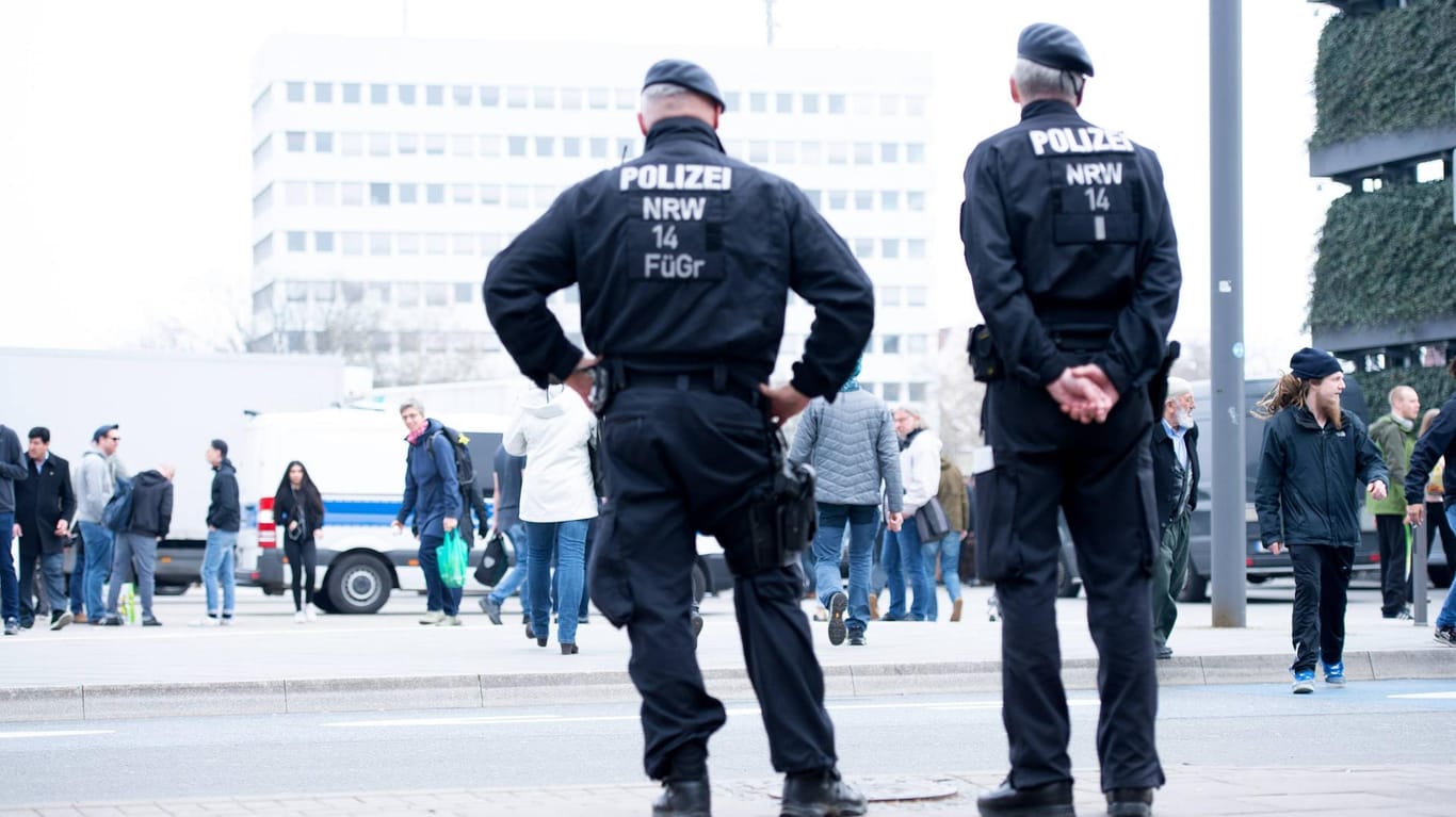 Polizisten bei einem Einsatz in der Bielefelder Innenstadt: Die Kriminalität ist in der Stadt erneut rückläufig.