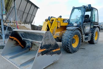 Ein Radlader (Symbolbild): Unbekannte haben mit solch einem Gefährt massiven Schaden am Rheinufer in Mainz angerichtet.