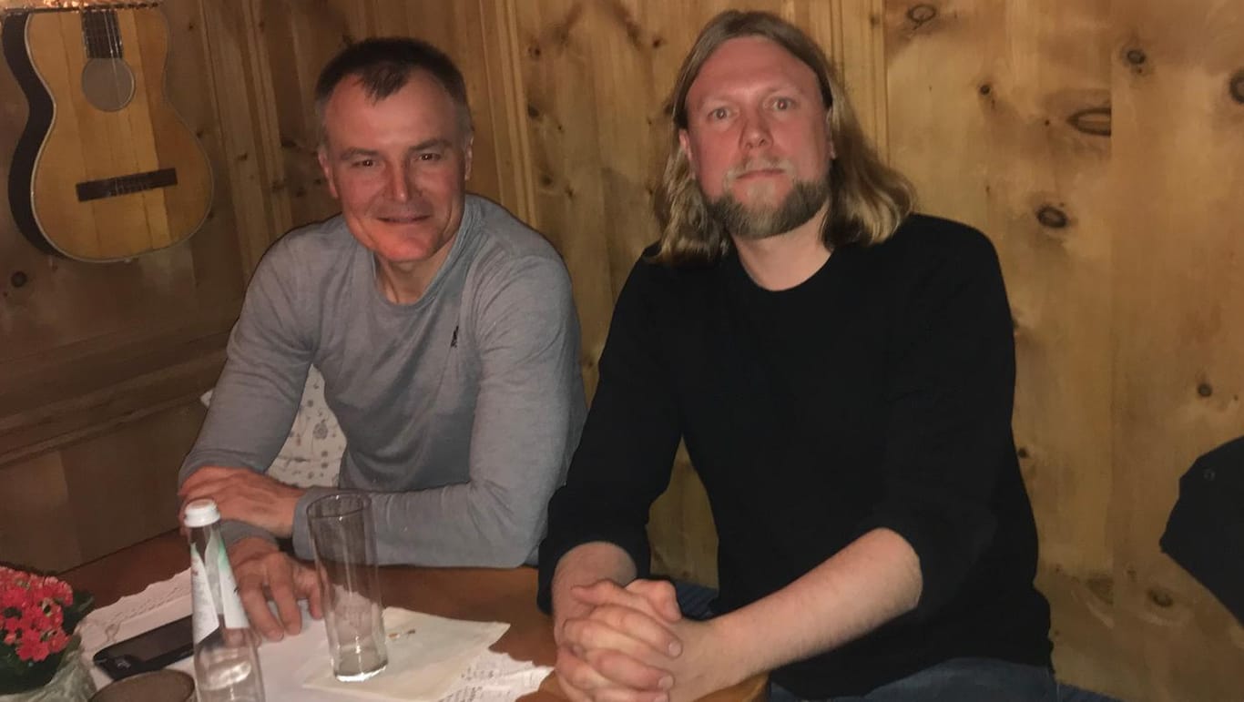 Sven Fischer (l.) traf sich während der Biathlon-WM in Antholz in Südtirol zum Interview mit t-online.de-Sportredakteur Alexander Kohne.