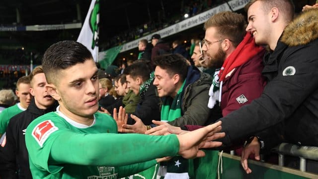 Werders Milos Rashica und seine Mitspieler sollen derzeit zu nahen Fankontakt meiden. Werders Milos Rashica und seine Mitspieler sollen derzeit zu nahen Fankontakt meiden.