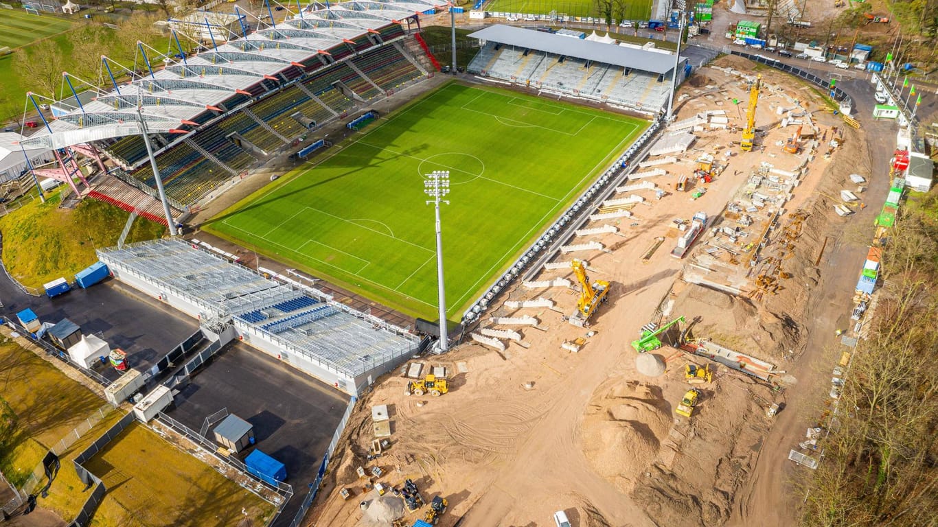 Baustelle Wildparkstadion: Die Neugestaltung wird deutlich teurer als erwartet.