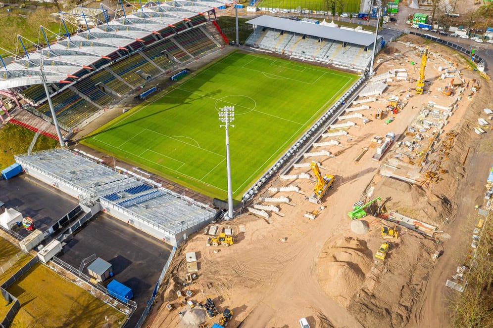 Baustelle Wildparkstadion: Die Neugestaltung wird deutlich teurer als erwartet.