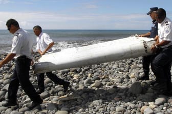 Ein Wrackteil der MH370 wurde auf La Reunion gefunden: Techniker tragen die Flügelklappe des Flugzeugs, über einen Strand bei Saint-Andre de la Reunion. (Archivfoto)