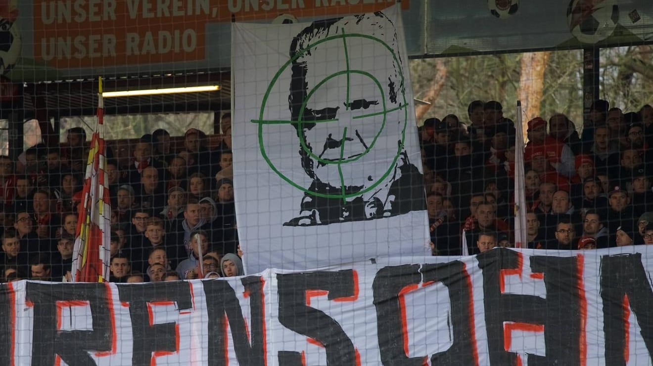 Plakate gegen Dietmar Hopp: Der Hoffenheim-Mäzen war am Wochenende Thema Nummer eins in der Bundesliga.