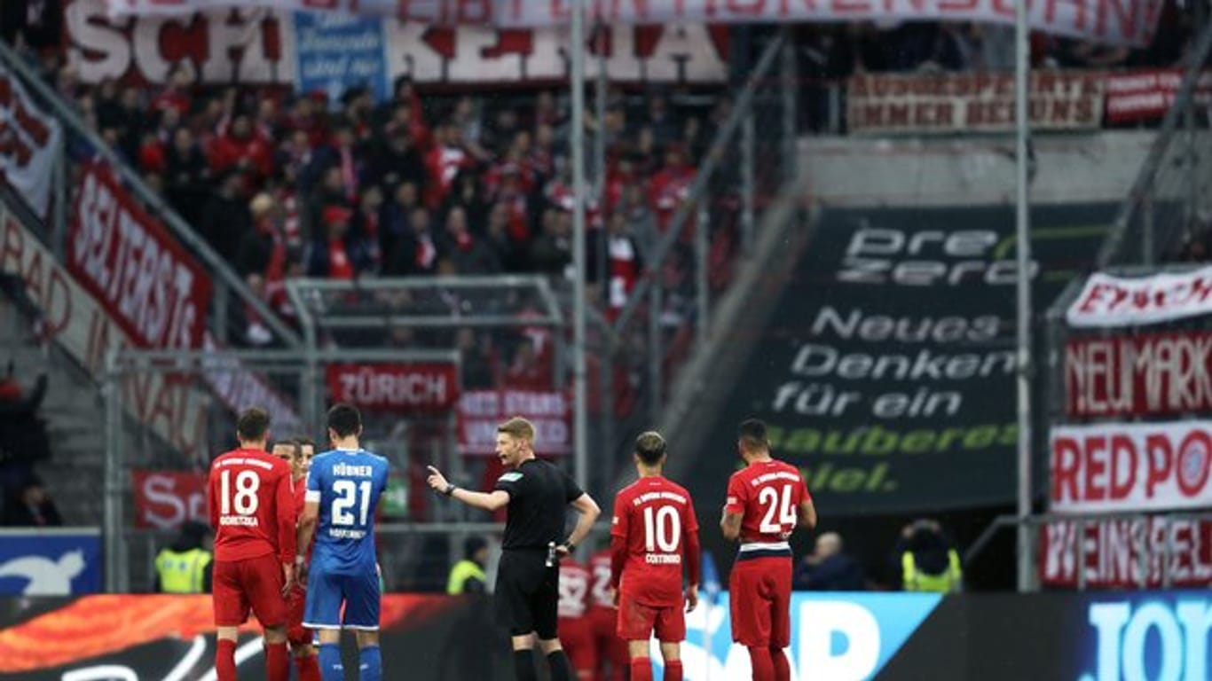 Im Fokus: Schiedsrichter Christian Dingert (M) beim Spiel Hoffenheim gegen Bayern.