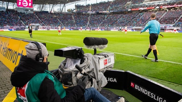 Fußballfans können sich über eine weitere TV-Alternative am Sonntagabend freuen.