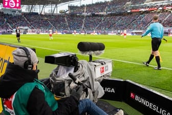 Fußballfans können sich über eine weitere TV-Alternative am Sonntagabend freuen.