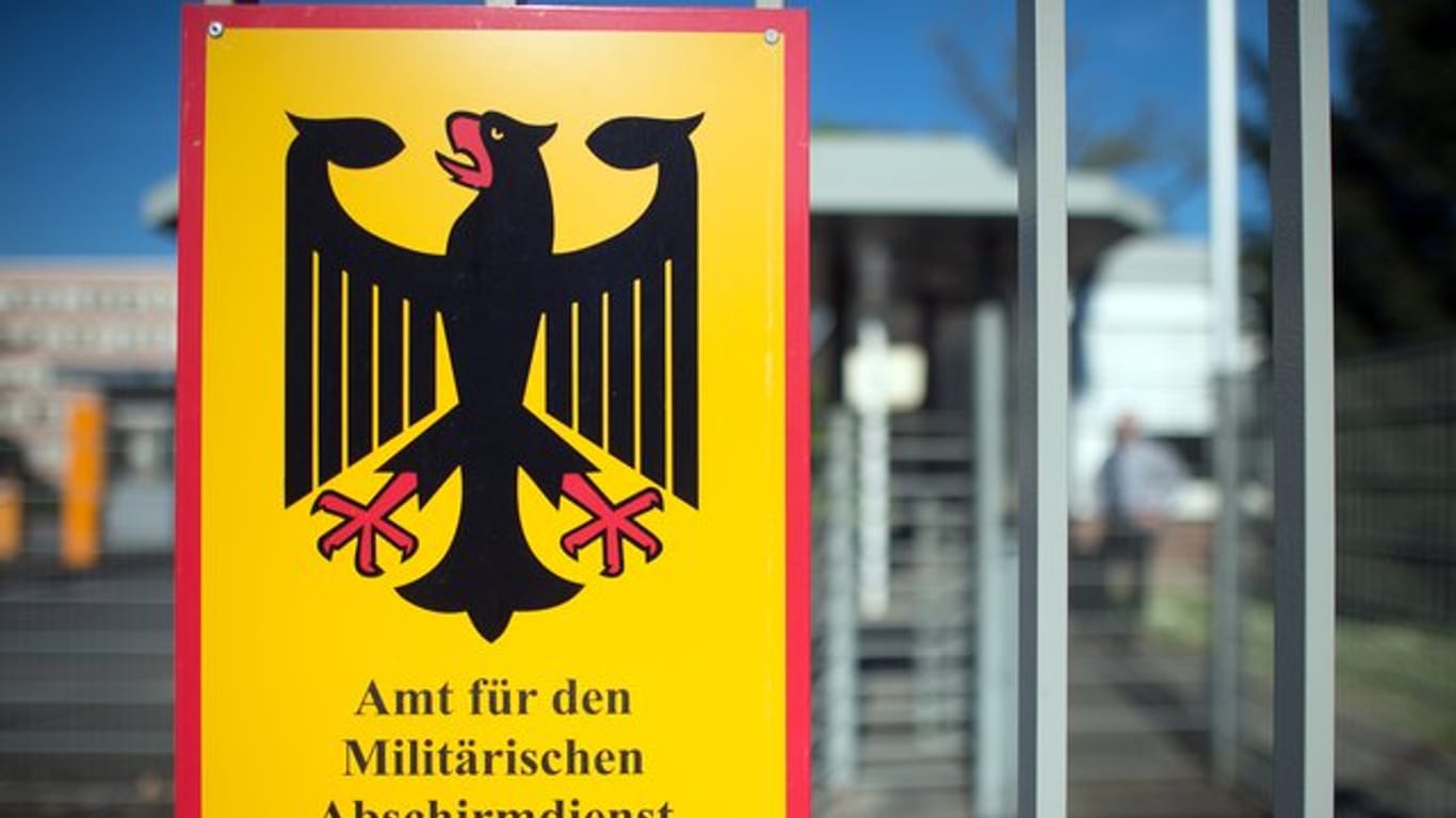 Der Militärische Abschirmdienst (MAD) hat im vergangenen Jahr 14 Extremisten in der Bundeswehr enttarnt, darunter allein acht Rechtsextremisten.