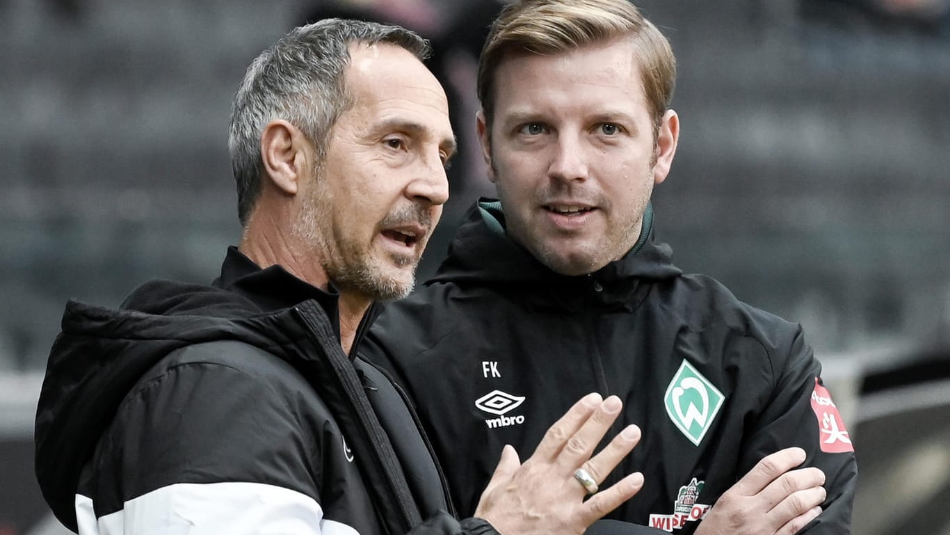 Werder-Trainer Florian Kohfeldt (r) und Eintracht-Coach Adi Hütter unterhalten sich vor Spielbeginn: Hütter äußert sich zu Vorwürfen von Kohfeldt.