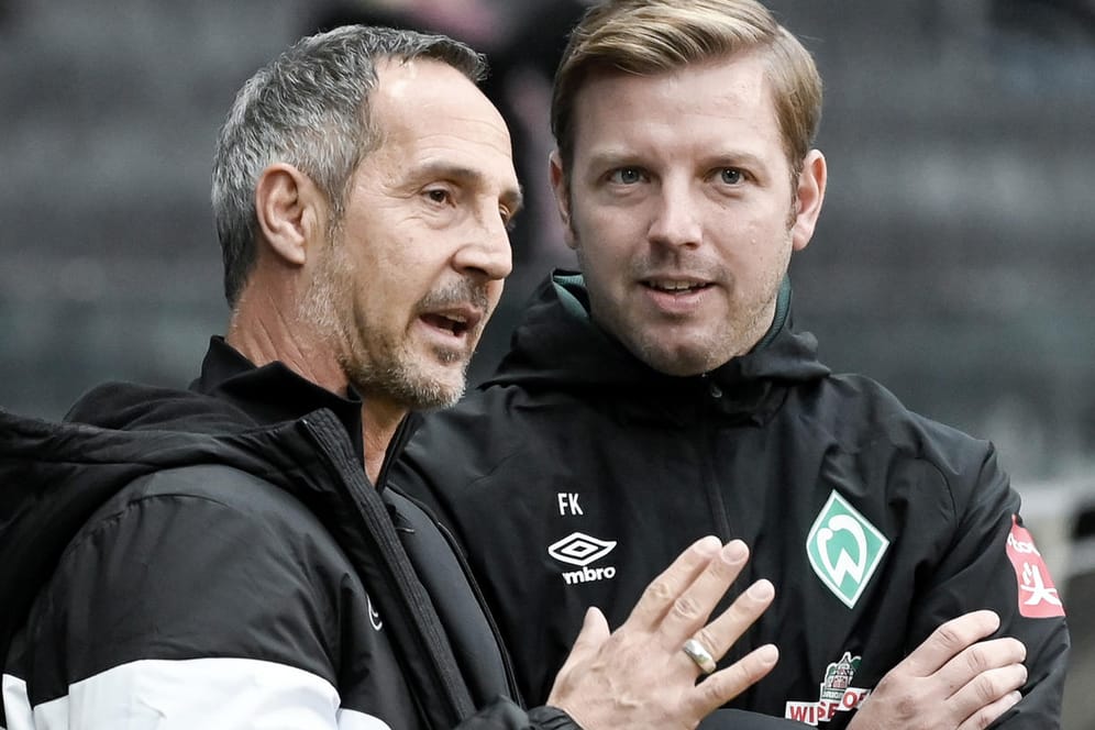 Werder-Trainer Florian Kohfeldt (r) und Eintracht-Coach Adi Hütter unterhalten sich vor Spielbeginn: Hütter äußert sich zu Vorwürfen von Kohfeldt.