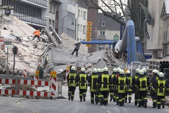 Feuerwehrleute an der Unglücksstelle des eingestürzten historischen Stadtarchives: In den Trümmern starben zwei Menschen.