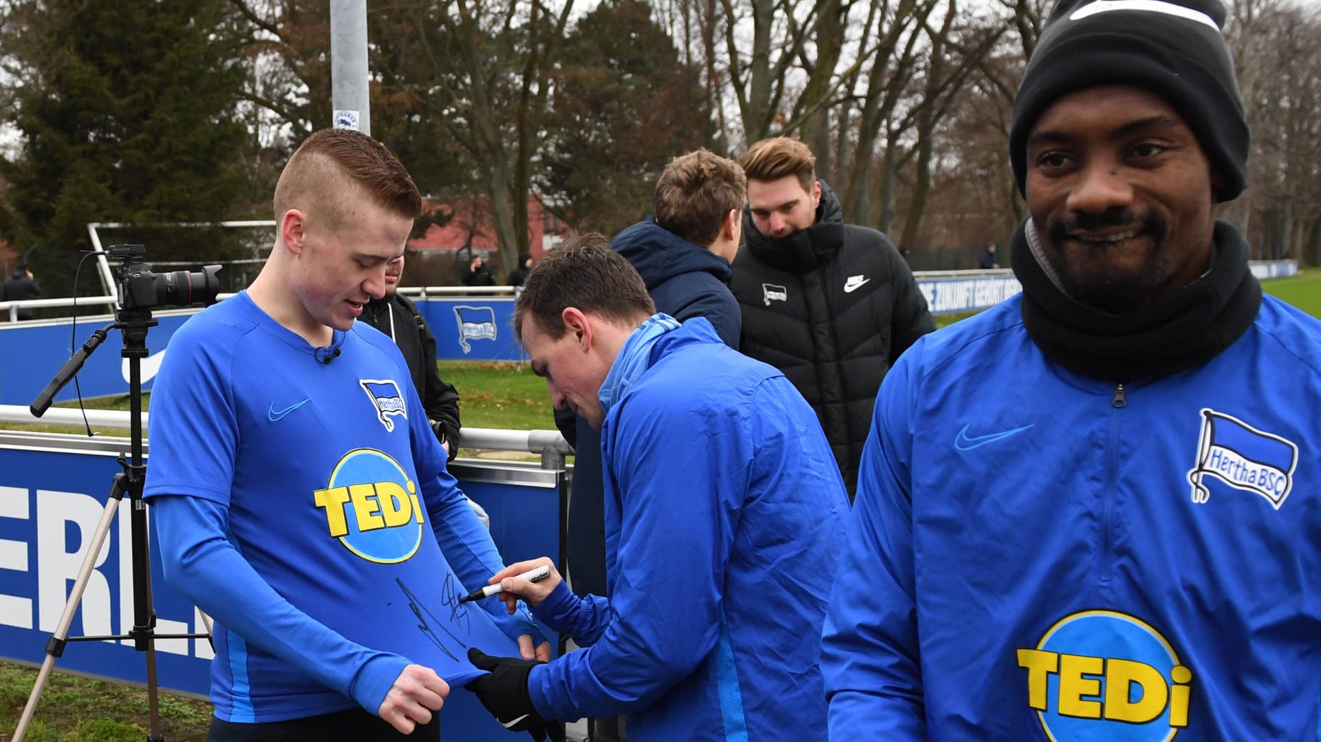 YouTuber Marvin Undercover erhielt von Hertha BSC ein Trikot und Autogramme: Die Hertha-Profis wollen nun vorübergehend auf Autogramme verzichten.