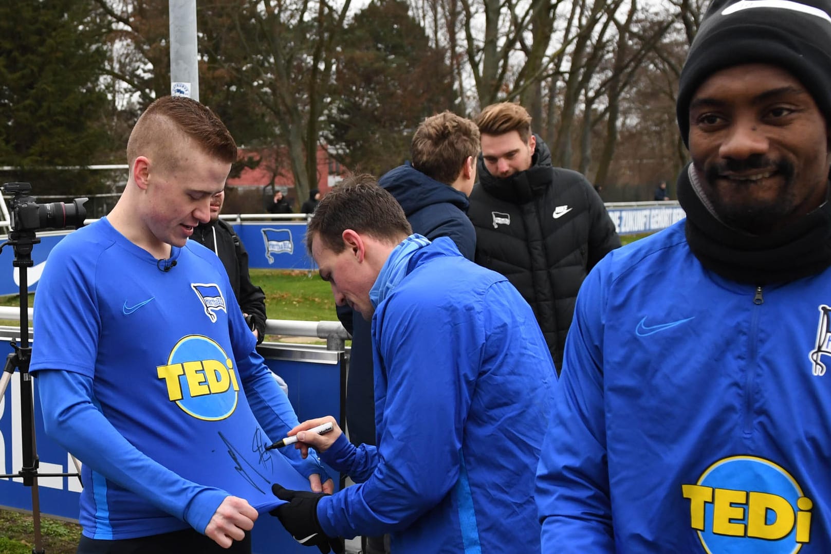 YouTuber Marvin Undercover erhielt von Hertha BSC ein Trikot und Autogramme: Die Hertha-Profis wollen nun vorübergehend auf Autogramme verzichten.