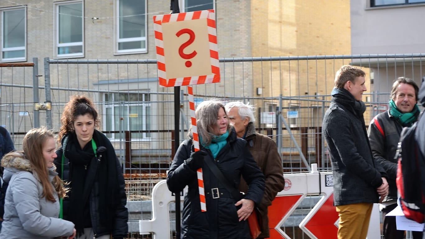Dorothee Joachim hält ein Schild mit einem Fragezeichen: Zum elften Mal ist sie dabei.