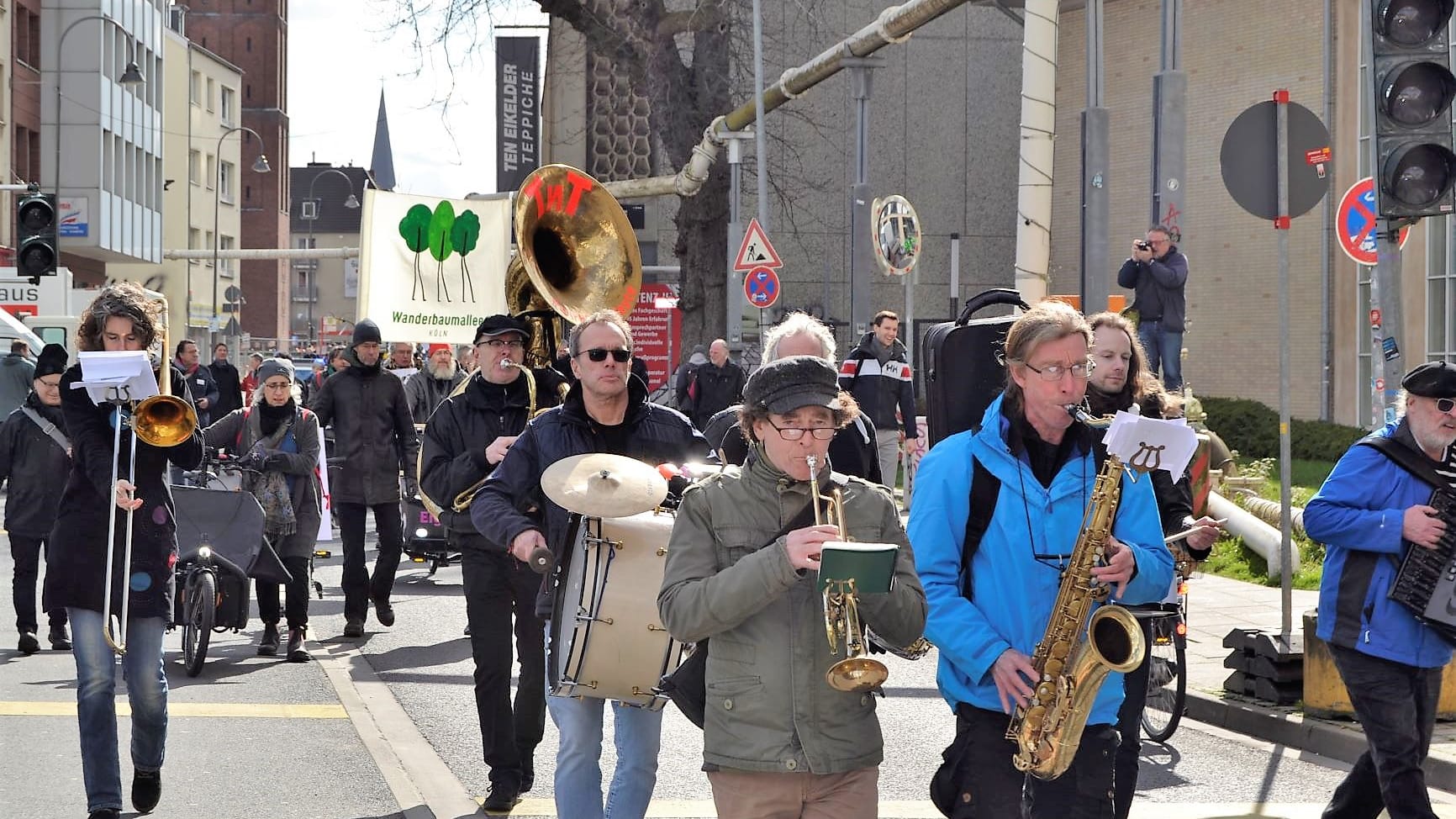 Demozug durch Köln: Begleitet wurde der Trauerzug durch eine Brassband.