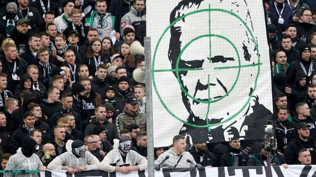 Die DFB-Haltung ist eindeutig: Personifizierte Gewaltandrohungen oder Diskriminierungen werden nicht geduldet. Die DFB-Haltung ist eindeutig: Personifizierte Gewaltandrohungen oder Diskriminierungen werden nicht geduldet.