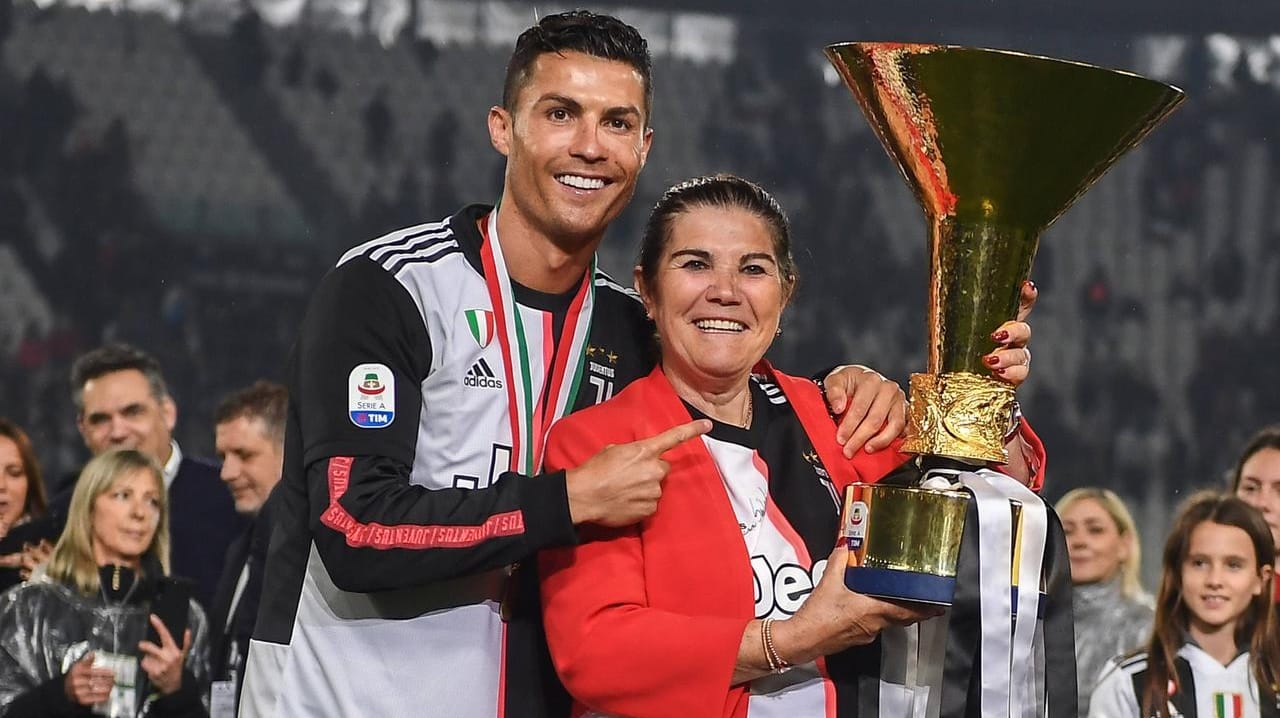 Bei der Feier der italienischen Meisterschaft im Mai 2019: Cristiano Ronaldo mit seiner Mutter Maria Dolores Aveiro.