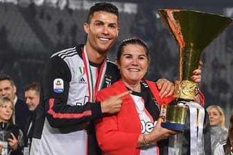 Bei der Feier der italienischen Meisterschaft im Mai 2019: Cristiano Ronaldo mit seiner Mutter Maria Dolores Aveiro.