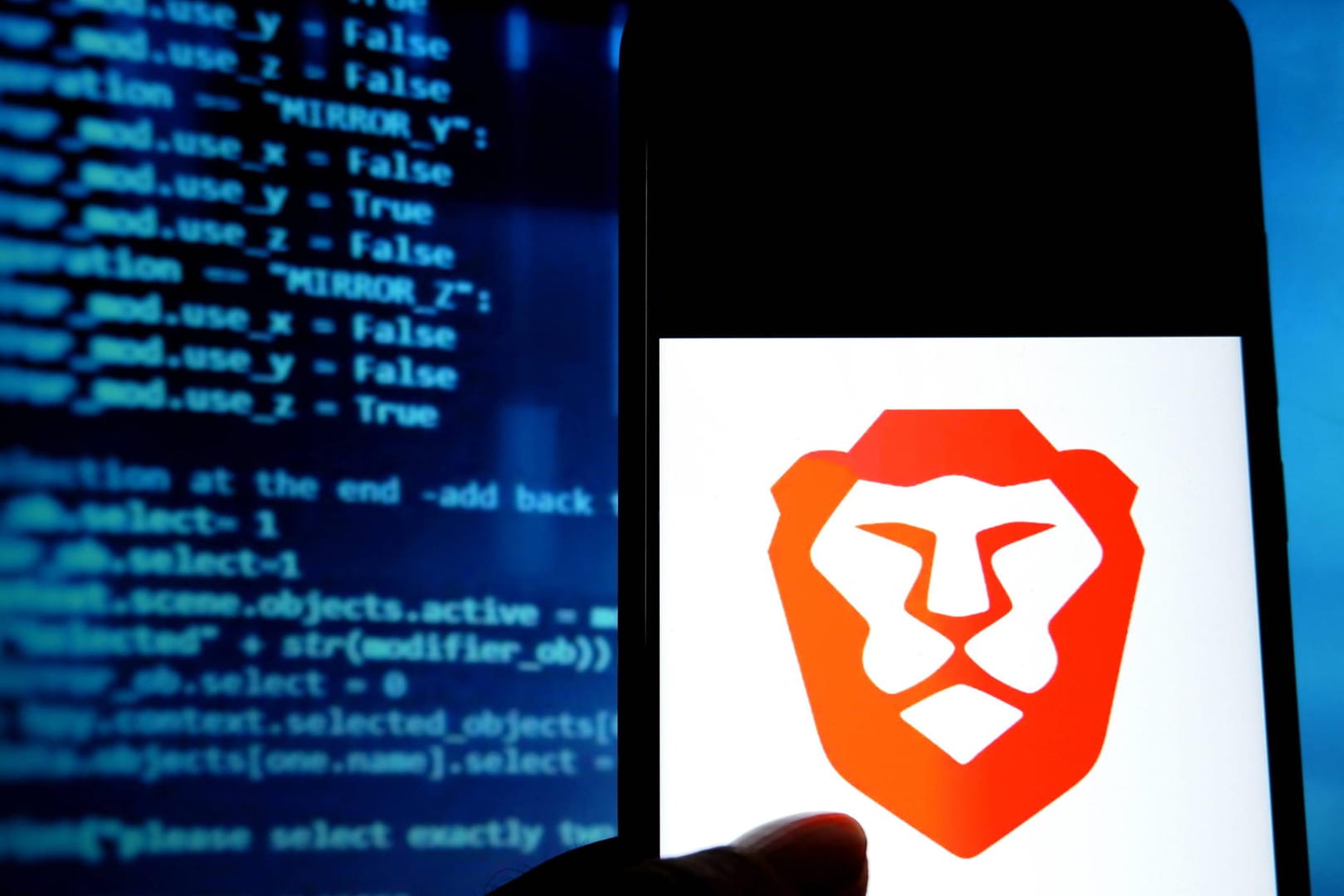 Ein Smartphone mit dem Logo des Brave-Browsers (Symbolbild): Mit dem Browser können Nutzer nun archivierte Version von Websites aufrufen.