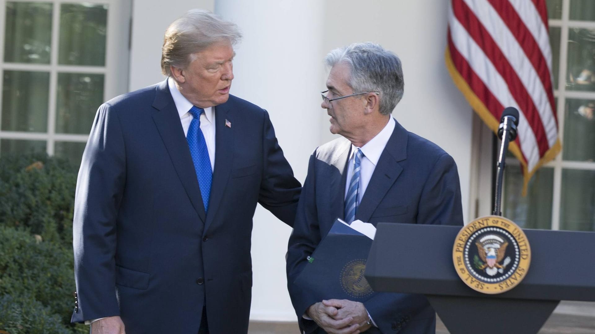 US-Präsident Donald Trump und Notenbankchef Jerome Powell: Die beiden sind sich bei der Senkung des Leitzinses uneinig.