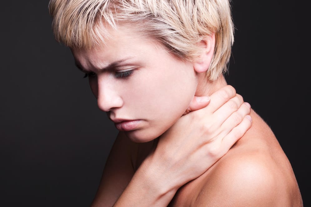 Schmerzen im Bereich der Wirbelsäule können infolge einer Osteoporose auftreten.