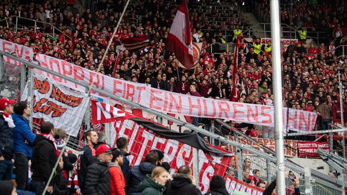 Nach der Münchner Fangruppe "Schickeria" sind Beleidigungen im Fußball normal.