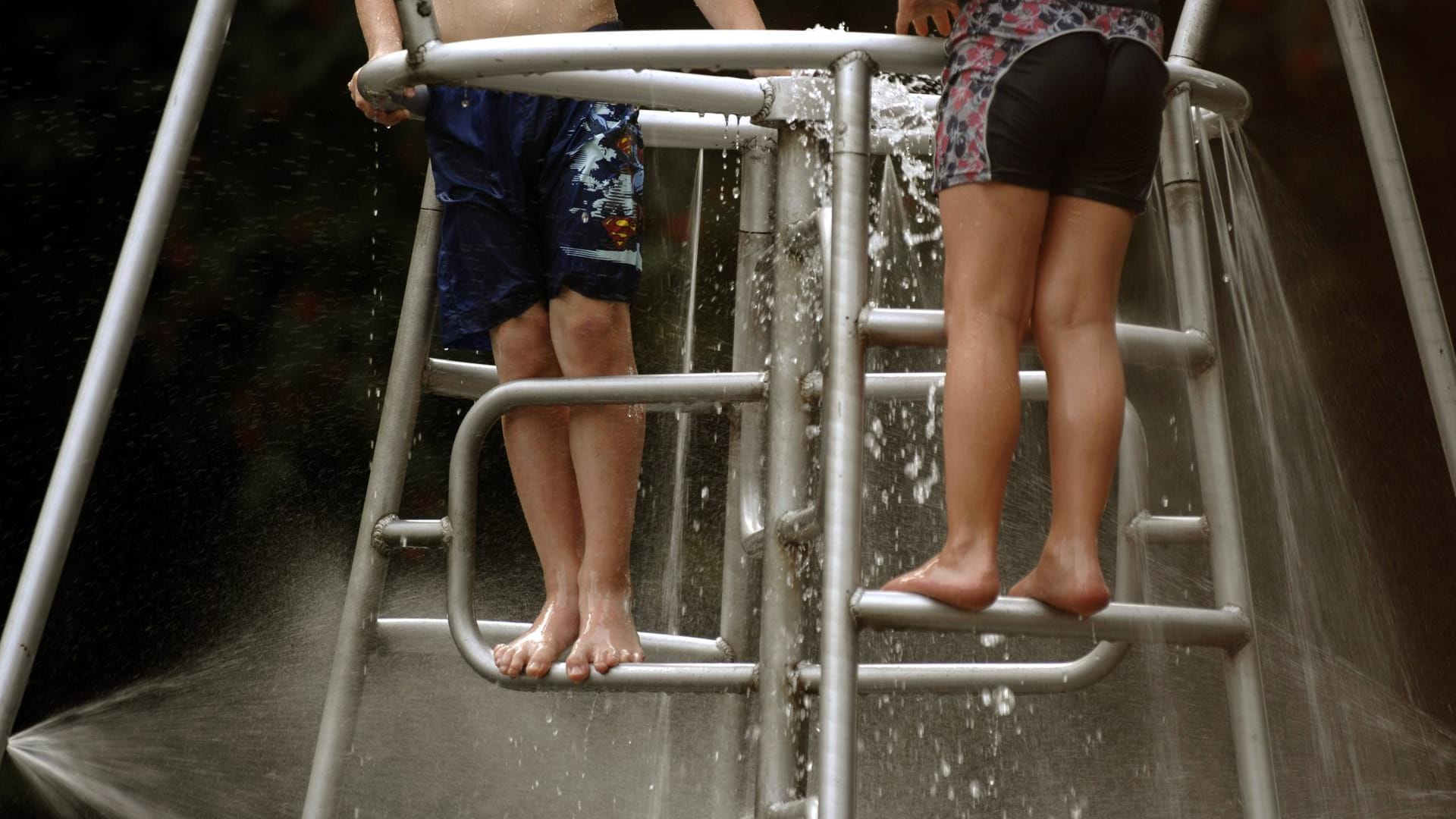 Spielende Kinder auf einem Wasserspielplatz: In Düsseldorf ist der Wasserspielplatz am Alten Bilker Friedhof besonders beliebt.