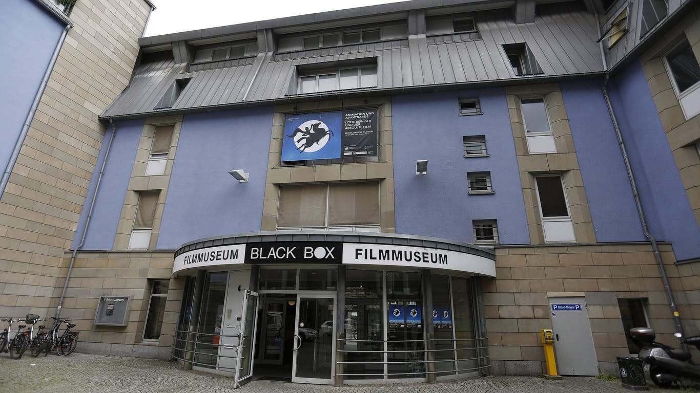"Black Box": Der Eingang zum Filmmuseum Düsseldorf in der Altstadt.