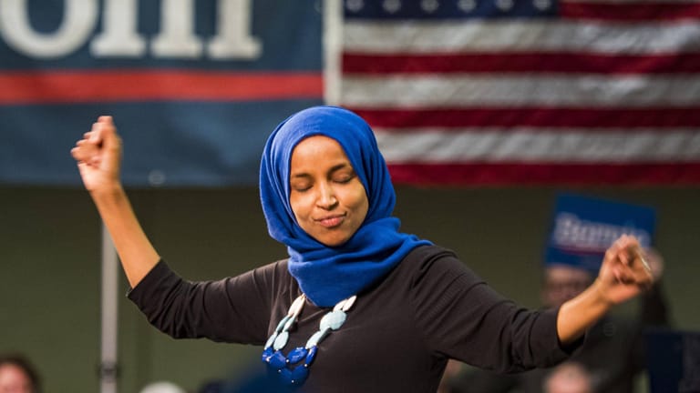 Eine Anhängerin von Bernie Sanders tanzt während einer Wahlkampfveranstaltung in Minnesota auf der Bühne.