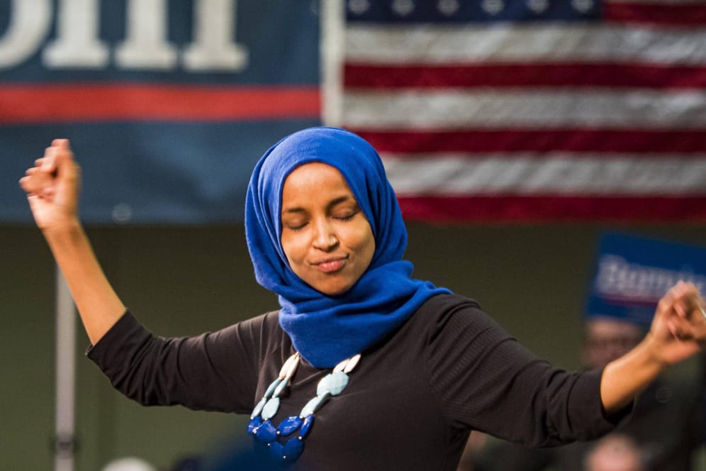 Eine Anhängerin von Bernie Sanders tanzt während einer Wahlkampfveranstaltung in Minnesota auf der Bühne.