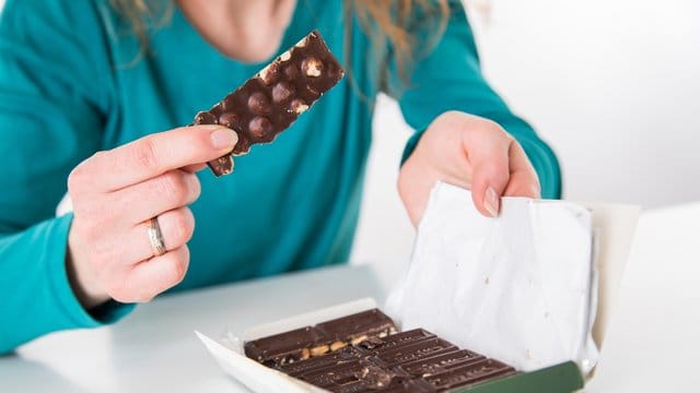 Heißhunger hat meist fett- und kohlenhydratreiche Nahrung im Blick - das kommt aus Zeiten, als der Körper für Hungerzeiten vorbeugen musste.