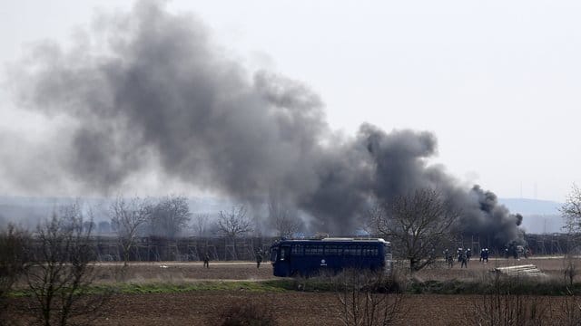 Die griechischen Behörden feuerten Tränengas und Betäubungsgranaten ab, um einen Vorstoß von Migranten abzuwehren, die ihre Grenze von der Türkei aus überqueren wollten. Die griechischen Behörden feuerten Tränengas und Betäubungsgranaten ab, um einen Vorstoß von Migranten abzuwehren, die ihre Grenze von der Türkei aus überqueren wollten.