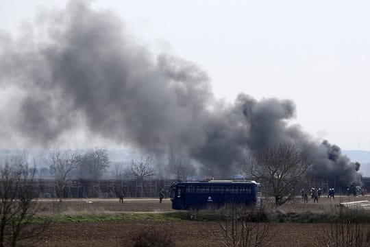 Die griechischen Behörden feuerten Tränengas und Betäubungsgranaten ab, um einen Vorstoß von Migranten abzuwehren, die ihre Grenze von der Türkei aus überqueren wollten.