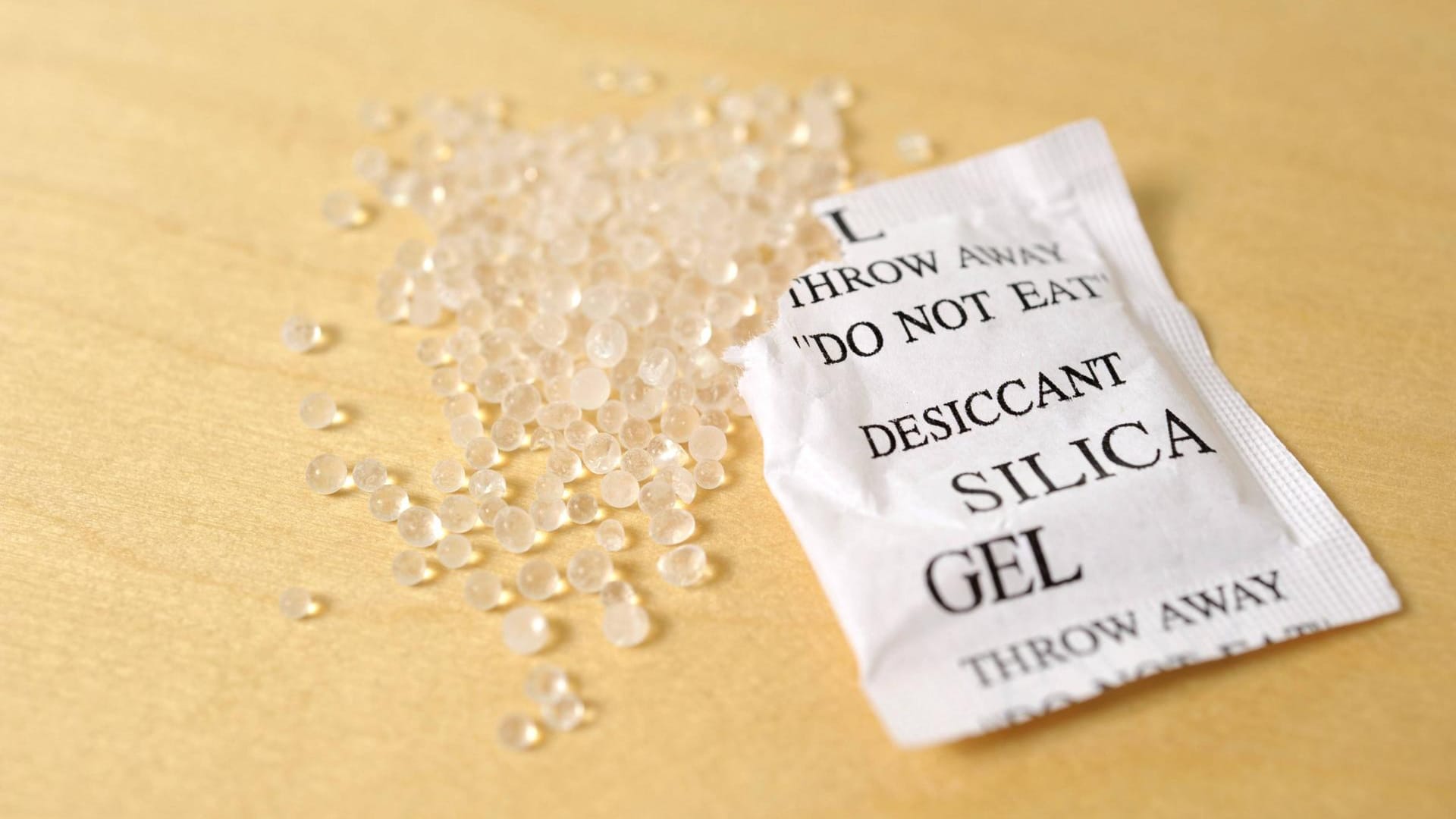 Silica Gel: Die weißen Tütchen mit den Trockenmittelkügelchen können wiederverwendet werden.