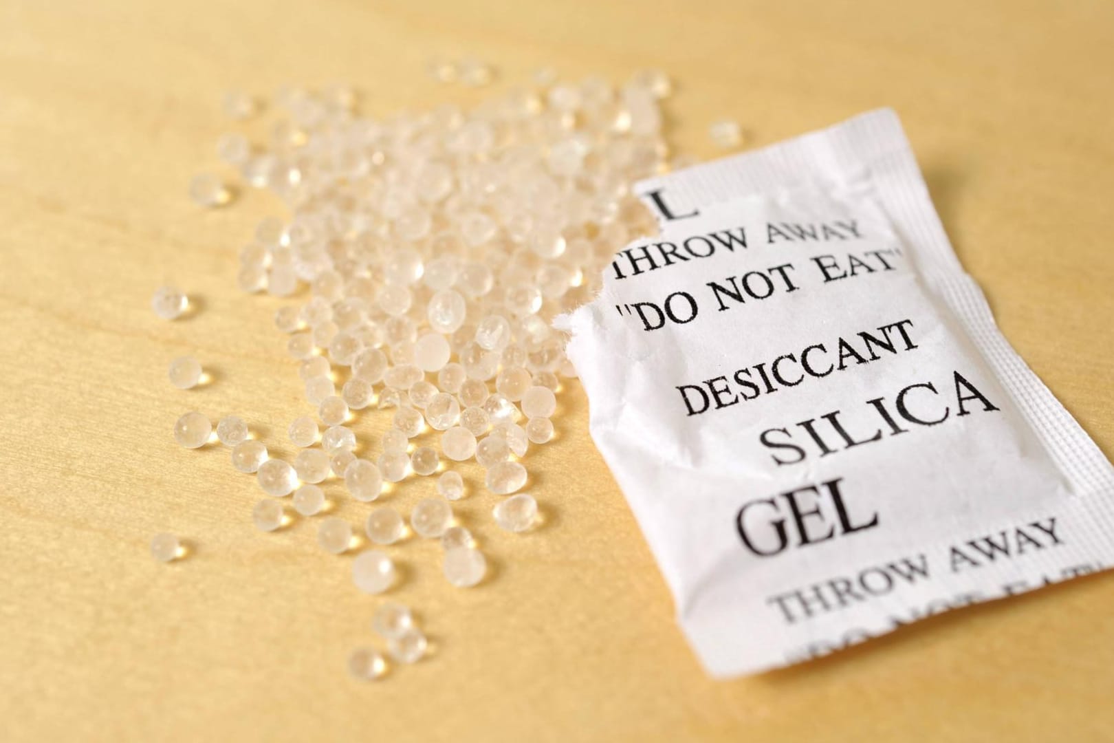 Silica Gel: Die weißen Tütchen mit den Trockenmittelkügelchen können wiederverwendet werden.