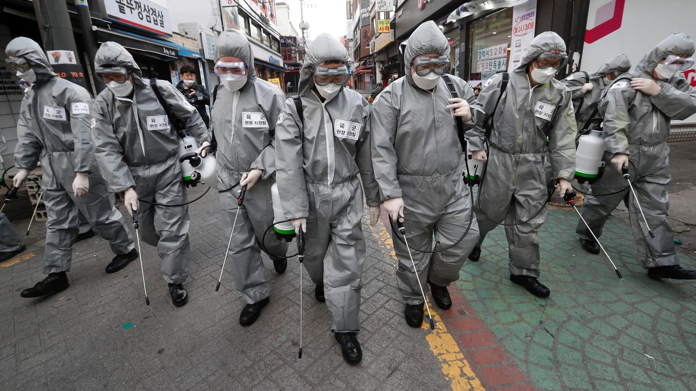 Südkoreanische Soldaten versprühen Desinfektionsmittel in einer Einkaufsstraße als Vorsichtsmaßnahme gegen das neue Coronavirus.