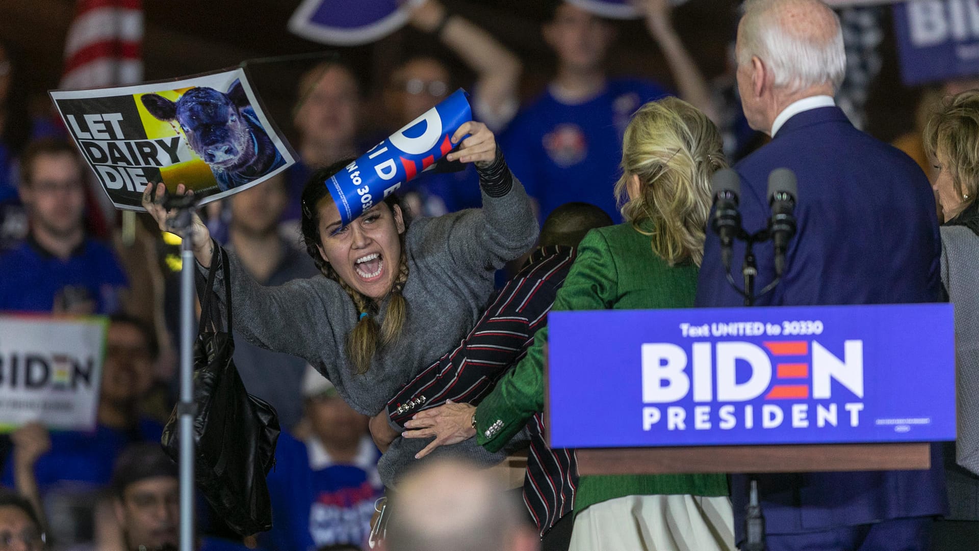 Eine Frau stürmt die Bühne: Nach einer Rede von Präsidentschaftskandidat Joe Biden protestieren Aktivisten.