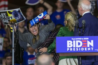 Eine Frau stürmt die Bühne: Nach einer Rede von Präsidentschaftskandidat Joe Biden protestieren Aktivisten.