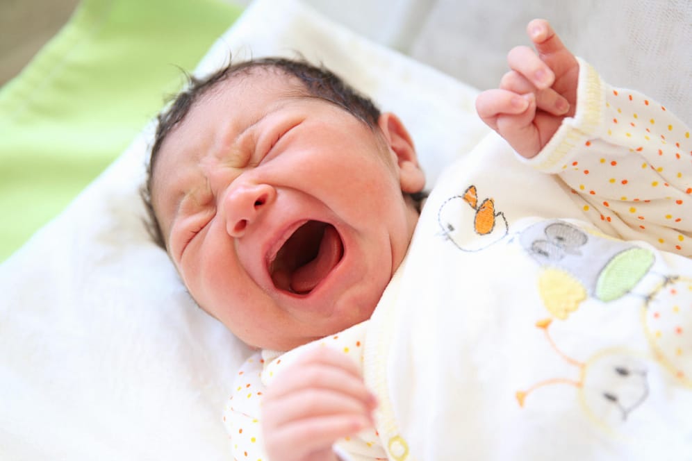 Schreiendes Baby: Bei Säuglingen rät der BVKJ von einer Kühlung von Brandwunden ab.