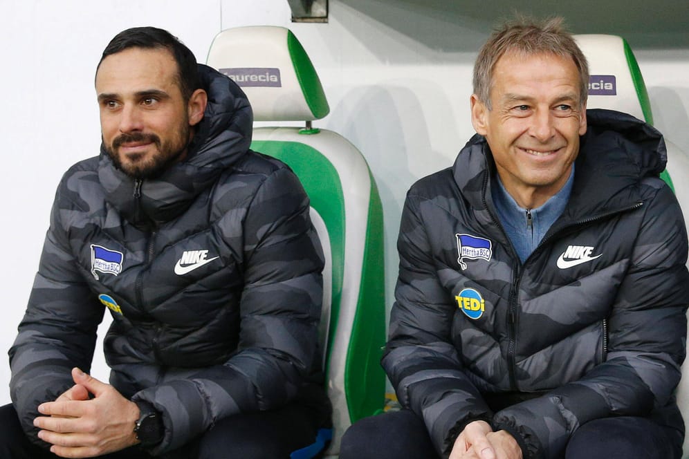 Steht nicht weiter mit Ex-Coach Klinsmann (re.) in Verbindung: Herthas Trainer Alexander Nouri (li.).
