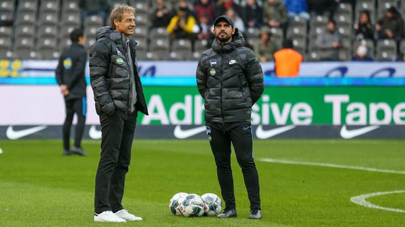 Alexander Nouri (r) war unter Chefcoach Jürgen Klinsmann Co-Trainer bei Hertha BSC.