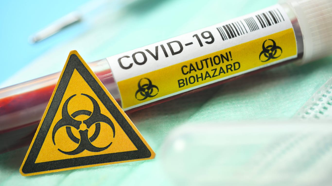 Ein Blutentnahmeröhrchen mit der Aufschrift Covid-19 (Symbolbild): In der Mainzer Unimedizin wird derzeit die erste mit Coronavirus infizierte Patientin behandelt.