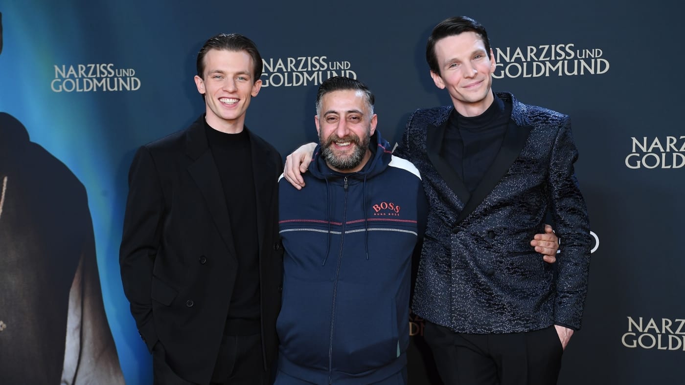 Jannis Niewöhner, Kida Khodr Ramadan und Sabin Tambrea: Zwischen den beiden "Narziss und Goldmund"-Hauptdarstellern bei der Weltpremiere des Films in Berlin