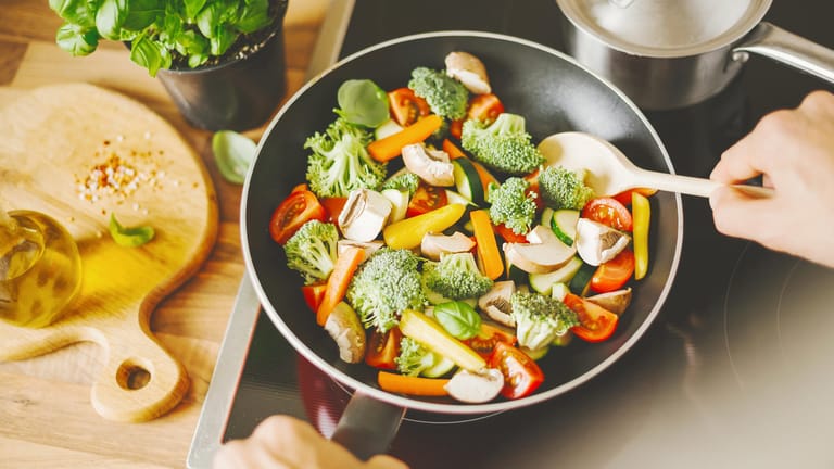 Entlastungstag: Wer an einem Tag pro Woche nur Gemüse oder Obst isst, unterstützt den Körper dabei, angesammelte schwer verdauliche Inhaltsstoffe abzuarbeiten.
