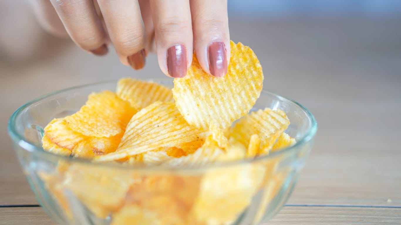 Heißhunger: Entspannungsübungen können gegen das Verlangen nach einer Tüte Chips helfen.